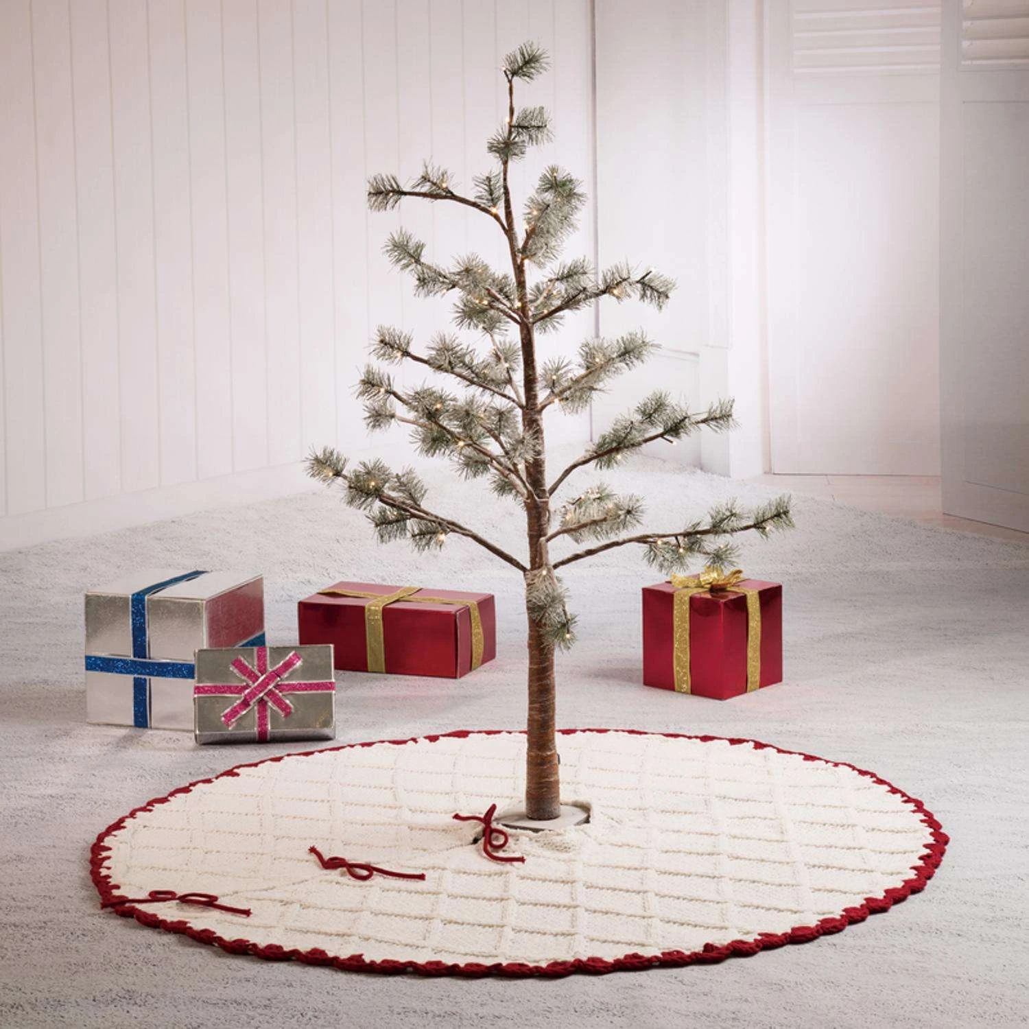 Glitzhome Red/White Knitted Christmas Tree Skirt 0.36 In. - Image 3